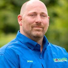 Eric Mow's Instagram, Twitter & Facebook