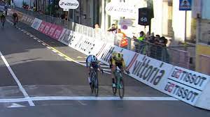 Met 298 km is het in het moderne wielrennen de langste professionele eendagskoers van het jaar. Wout Van Aert Clinches Stunning Milan San Remo Victory Over Julian Alaphilippe Eurosport