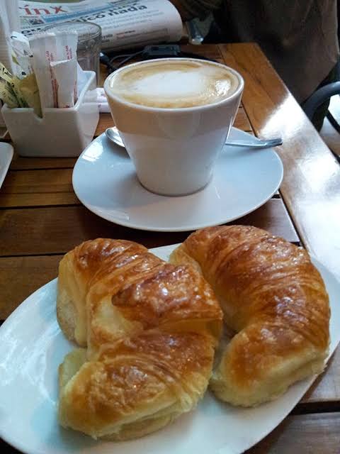 Café con medialunas de manteca