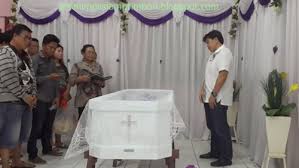 Dalam jabatan tangannya aku merasakan kehangatan yang luar biasa mungkin pengaruh dari dingin ac bus. 12 Arti Mimpi Melihat Peti Mati Didalam Rumah Berdasarkan Islam Dan Primbon Jawa Mimpi Menurut Islam