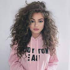 Sempre più frequentemente mi chiedete consigli e tutorial sui tagli.soprattutto sui capelli ricci! Capelli Mossi Lunghi Colore Castano Ciuffo Lato Style Naturale Rossetto Color Mattone Medium Curly Hair Styles Medium Hair Styles Hair Styles