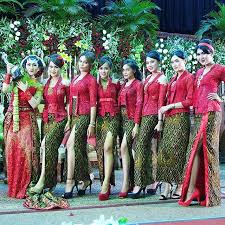 Lihat ide lainnya tentang kebaya, pesta, gaun fashion. Tips Memilih Kebaya Pagar Ayu Modern