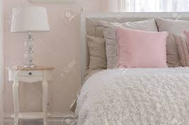 Das video zeigt rosa schlafzimmer. Rosa Kissen Auf Weiss Luxus Bett Im Schlafzimmer Zu Hause Lizenzfreie Fotos Bilder Und Stock Fotografie Image 34874523