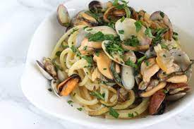 Una primo buonissimo che piace sempre tanto a tutti. Spaghetti Quadrati Con Vongole Lupini Cozze E Zucchine