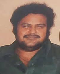 What are the characteristics of a 1950s and 1960s Indian cinema accordion  player?