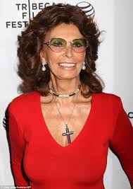 Sophia loren ha avuto una carriera meravigliosa nel mondo del cinema: Sophia Loren 79 Stuns In Pantsuit As She Arrives With Son Edoardo Ponti To Film Screening Daily Mail Online