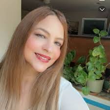 LA ORACIÓN EN PÚBLICO Las oraciones ofrecidas en público deben ser cortas y  directas. Dios no requiere de nosotros que hagamos tediosos los momentos de  culto con largas peticiones. Cristo no impuso