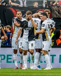 Elversberg 🇩🇪 venció 3-2 a Bayer Leverkusen 🇩🇪 en su debut en la  Bundesliga 🏆🇩🇪. Fue un encuentro histórico para el conjunto local, que  disputaba el primer partido de su historia en