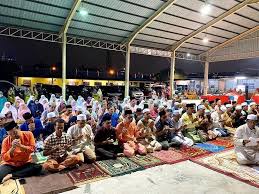 Bantuan ejaan rumi turut disertakan bagi membantu mereka yang sukar membaca jawi. Majlis Kesyukuran Dan Doa Selamat