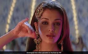 Ho kajra re, kajra re, tere kare kare naina. Kajra Re Even After 16 Years Is Just As Iconic For Aishwarya Rai S Style
