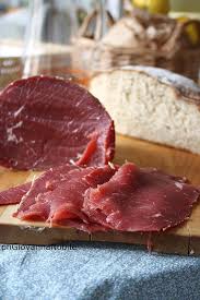 Se preferite potete aggiungere altri aromi al preparato di carne o variare il ripieno in base ai vostri gusti. Tramezzini Di Pane Integrale Farciti Con Manzo Affumicato Lenti Lattuga E Vinaigrette Aromatica La Cuoca Eclettica