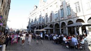 Alors forcément, je dirai même mathématiquement, à paris, puisque c'est grand, et qu'il y a du monde, des rues de la soif, on en a un paquet et comme on n'en a jamais assez, vos contributions sont les bienvenues. Arras Des Bars Toujours Plus Nombreux Sur Les Places