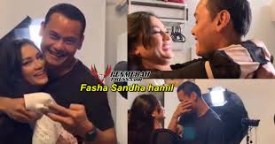 Mereka didakwa sedang bercinta tetapi fasha dan aidil selesa menggelarkan hubungan yang terjalin sebagai teman rapat. Aidil Aziz Menangis Fasha Sandha Buat Kejutan Umum Sedang Hamil Penmerahpress
