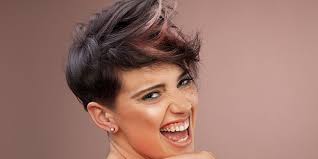 Les cheveux longs de cette femme ont été rasés sur un côté voici quelques photos coupe courte femme rasé coté pour vous aider à vous imaginer avec une autre coiffure. Quelle Coiffure Courte Pour Femme Pour Le Reveillon Darty Vous