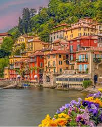 Schitterende villa's, weelderige tuinen, pittoreske dorpen en een betoverend landschap weerspiegelen in het blauwe water. Varenna Lake Como Italy Picture By Harinehas Wonderful Places For A Feature Lake Como Italy Lake Como Como Italy