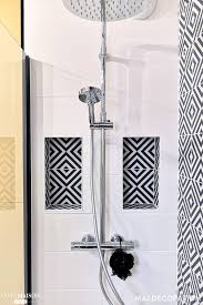 Une Salle D Eau Graphique En Black And White Maj Decoration Cote Maison En 2020 Douche Noire Et Blanche Niche Douche Salle D Eau