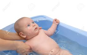 Die beste badewannenstütze für babys! Mutter Waschen Ein Neugeborenes Baby In Badewanne Isoliert Auf Weiss Lizenzfreie Fotos Bilder Und Stock Fotografie Image 76849182
