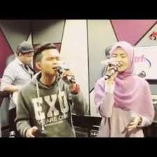 Kamu wanita manis sekali' lirik matamu' membawa cinta~ kamu lelaki pandai menggoda' hingga hatiku' mulalah rindu~ riang hatiku' hilangnya resah~~. Disana Cinta Disini Rindu Lyrics And Music By Tajul Ft Wany Hasrita Arranged By Naimeous