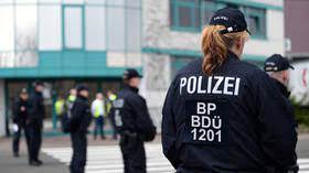 According to the thüringer allgemeine the man allegedly hit with a knife the two victims, aged 45 and 68, who sustained injuries, but the extent of the damage is not specified. Sy4rmdkgsybcvm