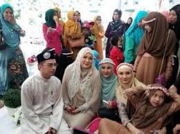 Nama suami baru abby abadi ialah muhammad noor farhan che bakar, berasal dari kampung kok pasir, tumpat, kelantan dan. Abby Abadi Nikah Kali Keempat
