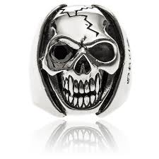Très belle finition et aux détails soignés. Bague Tete De Mort Big Skull Argent Orus Ocarat