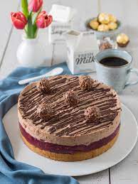 Sahne mit vanillezucker steif schlagen und die torte mit kleinen sahnetuffs verzieren (am rand entlang). Rocher Torte Mit Kirschen Die Kuchenzuckerschnecke