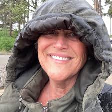 Kära trädgårdsvänner! Är det någon som vet vad detta är för varelse? Kan  det vara en parasit? 🤮