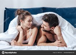 Wollt ihr das bett in flammen sehen. Stockfotos Liebespaar Bett Bilder Stockfotografie Liebespaar Bett Lizenzfreie Fotos Depositphotos