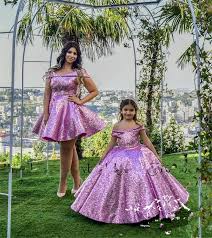 Classe, eleganza e buongusto sono le qualità che meglio definiscono l'outfit della mamma della sposa, ma come scegliere quello giusto? Abito Da Ballo Con Paillettes Rosa Abiti Per Madre E Figlia 2021 Spalle Scoperte Plus Size Abiti Da Cerimonia Convenzionali Abbinati Alla Famiglia Economici Abiti Da Matrimonio
