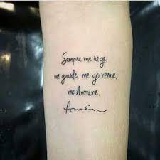 Ela colocou um maiô preto cavadíssimo e posou fazendo charme. Via Facebook Frases Para Tatuagem Feminina Frases Para Tatuagem Frases Tatuagem