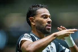 Renan Lodi e Cuello são vaiados em Athletico x Atlético-MG