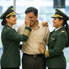 El Padre Viudo Que Vendió Todo Para Educar a Sus Hijas — 20 Años Después, Ellas Regresaron Vestidas de Piloto y Lo Llevaron a Un Lugar Que Nunca Se Atrevió a Soñar