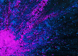 Colores en polvo abstractos salpicados sobre fondo negro | Foto Gratis