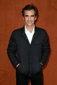 Raphaël enthoven ne porte pas didier raoult dans son cœur. L Ex De Carla Bruni Raphael Enthoven Se Souvient Des Gifles Quotidiennes De Son Enfance