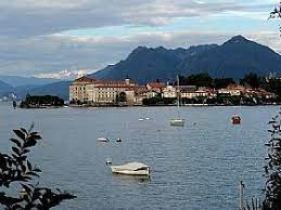 Benvenuti a stresa al centro del lago maggiore, in una posizione panoramica e pittoresca, proprio di fronte alle isole borromee. Stresa Town In Lake Maggiore Italy