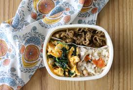 ワックスペーパーで仕切りを代用！セリアの100円弁当箱 - micvanyのお弁当記