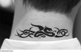 La coiffure quand elle est longue, permet de cacher ce tatouage. Tribal Dragon Tatouage Nuque Homme Tatouage Nuque Tatouage Tatouages Nuque Homme
