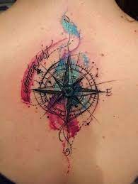 Sehr Schon Aussehende Bunte Tatowierung Mit Einem Schwarzen Kompass Auf Dem Nacken Einer Jungen Frau Feminine Compass Tattoo Tattoos Cloud Tattoo