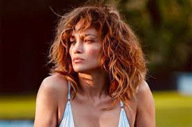 El caso de jennifer lopez es uno de los más curiosos. Jennifer Lopez Shows Off Her Natural Curls And Curves In Swimsuit Snap
