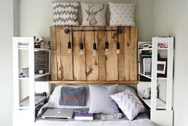 Das Schlafzimmer Ist Das Herz Unserer Wohnung Da Verbringen Wir Am Meisten Zeit Zum Schlafen Liegen Europaletten Bett Ideen Kopfteil Bett Aus Paletten Bauen