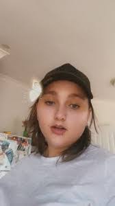 Leah Meekings's Instagram, Twitter & Facebook