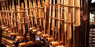 Alat musik angklung juga biasanya dimainkan bersama dengan alat musik tradisional lainnya, seperti bonang dan kolintang. 7 Alat Musik Tradisional Indonesia Yang Terkenal Dan Mendunia Merdeka Com