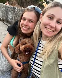 Ало, Оль, шо робиш? Поїхали фоткатись в Париж!» Це була спонтанна подорож.  Щоб поїсти тих самих круасанів, згадати 20 слів французькою, погуляти вночі  під зливою, купити червону сумку, стерти ноги об паризьку