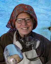 🎨 𝐌𝐞𝐞𝐭 𝐭𝐡𝐞 𝐀𝐫𝐭𝐢𝐬𝐭: 𝐌𝐚𝐮𝐫𝐞𝐞𝐧 𝐌𝐨𝐫𝐫𝐢𝐬 Hailing from  the picturesque community of Atlin, BC, Maureen Morris has perfected a  truly unique craft. Her stunning bird carvings embody grace and strength,  showcasing the