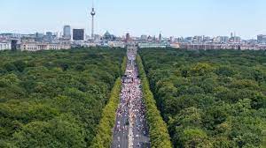 Thousands attend a protest against coronavirus restrictions at the brandenburg gate in berlin on saturday, august 1. Recherchen Von Ard Faktenfinder Falschinformationen Uber Grosse Der Corona Demo Im Umlauf Rbb24
