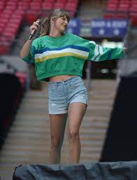 Check out full gallery with 2501 pictures of taylor swift. Taylor Swift Denim Shorts By Madewell Popsugar Fashion