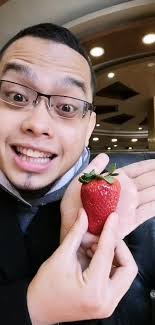 MAKAN STRAWBERRY BESAR. JORDAN 🍓, Saiz dia hampir separuh tapak tangan  Cucutokwan! Kawan arab bagi hadiah di pasar tadi. Katanya dari ladang di  daerah Mafraq Jordan