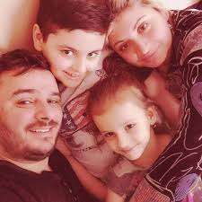 Soția jurnalistului a murit de cancer când fetița lor avea doar un an. Motivul Real Pentru Care Liviu GuÈ›Äƒ S A DespÄƒrÈ›it De Prima Lui SoÈ›ie DupÄƒ 13 Ani De CÄƒsnicie