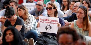 Christophe hondelatte raconte l'histoire de vincent lambert, à travers le témoignage de sa femme, livré dans l'ouvrage vincent, parce que je l'aime, je veux le laisser partir. Vincent Lambert Le Souvenir D Un Homme Discret