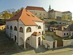Located in south moravia, mikulov and its beautiful baroque castle which hosts a large exhibition about wine making, and a gigantic the palava grape is the symbol of this region but especially mikulov. Turisticke Informacni Centrum Mikulov Nejen Mikulov Zname Dokonale